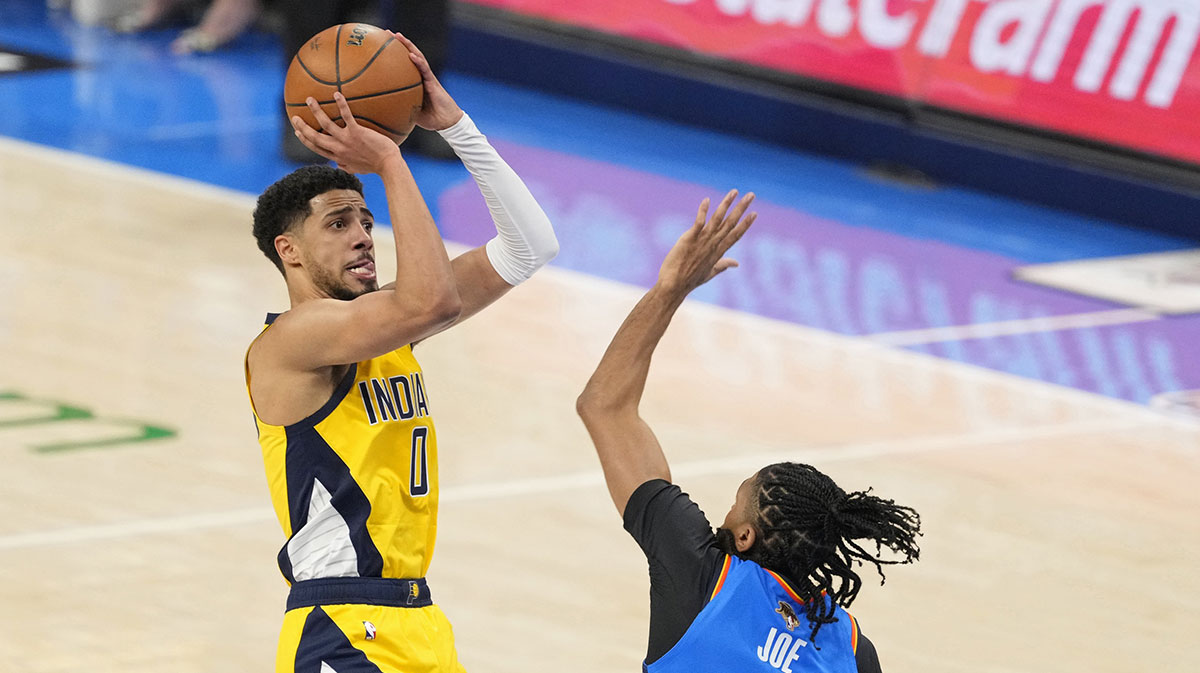 Pacers guard Tyrese Haliburton (0) shoots the ball