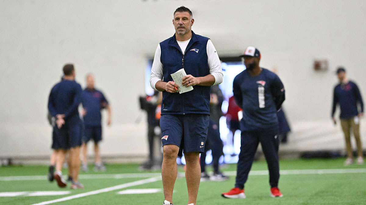 New England Patriots head coach Mike Vrabel watches over practice during minicamp held in the WIN Field House at Gillette Stadium.