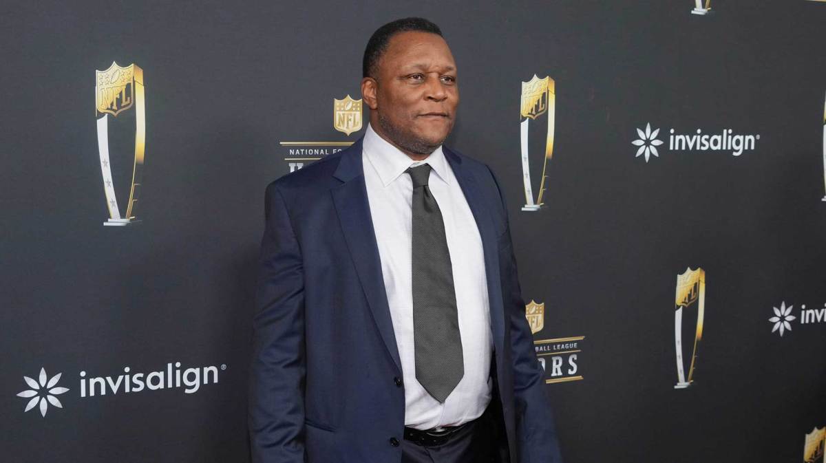 Barry Sanders on the red carpet before Super Bowl LIX NFL Honors at Saenger Theatre.