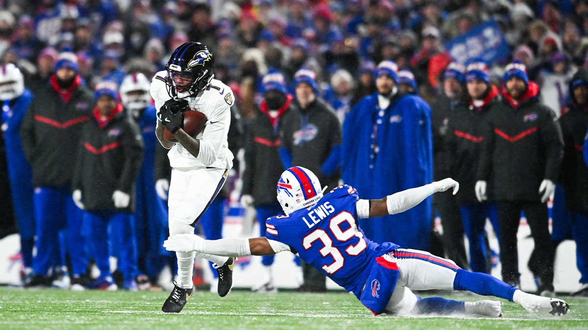 Baltimore Ravens wide receiver Rashod Bateman (7) makes a catch against Buffalo Bills cornerback Cam Lewis (39) during the third quarter.