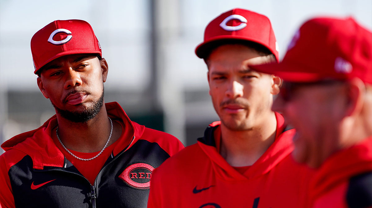 Cincinnati Reds pitcher Hunter Greene (21) listens in while manger Terry Francona speaks with players.