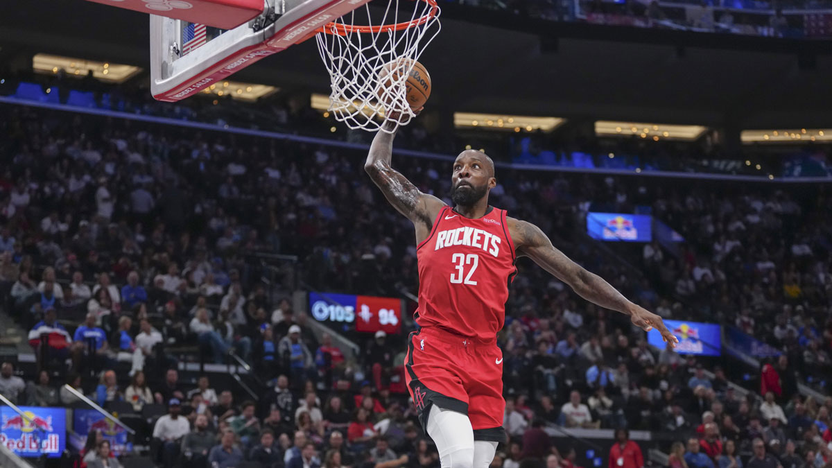 Rockets forward Jeff Green (32) dunks in the second half against the Los Angeles Clippers at Intuit Dome