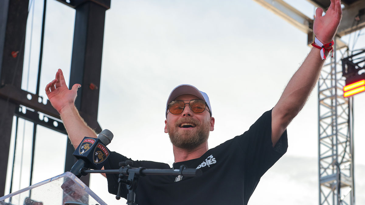 Sam Bennett’s NSFW ‘apology’ to haters at Panthers championship parade