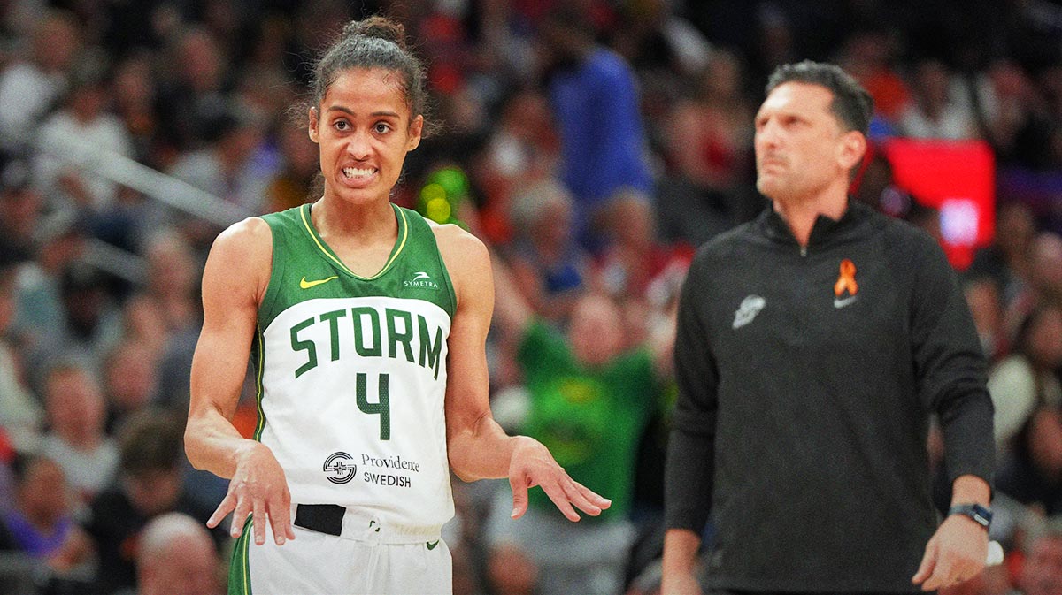 Seattle Storm guard Skylar Diggins (4) reacts fater scoring against the Seattle Storm in the second half at Footprint Center.
