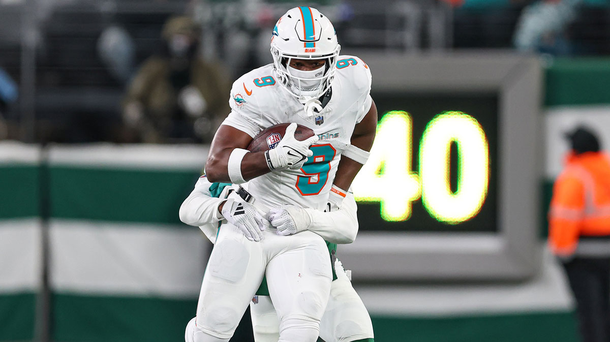 Miami Dolphins tight end Jonnu Smith (9) fights for yards during the second half against the New York Jets at MetLife Stadium.