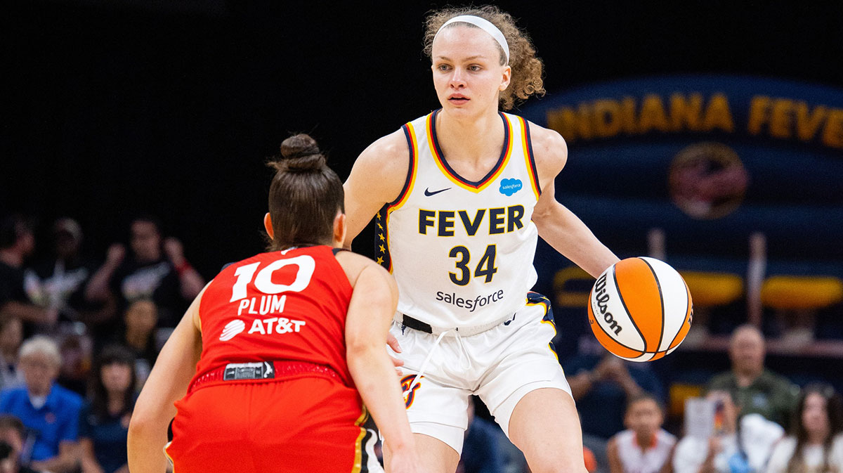 Indiana Fever guard Grace Berger (34) dribbles the ball while Las Vegas Aces guard Kelsey Plum (10) defends in the first half at Gainbridge Fieldhouse.