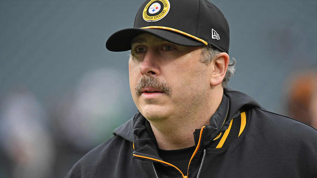 Pittsburgh Steelers offensive coordinator Arthur Smith during warmups against the Philadelphia Eagles at Lincoln Financial Field.