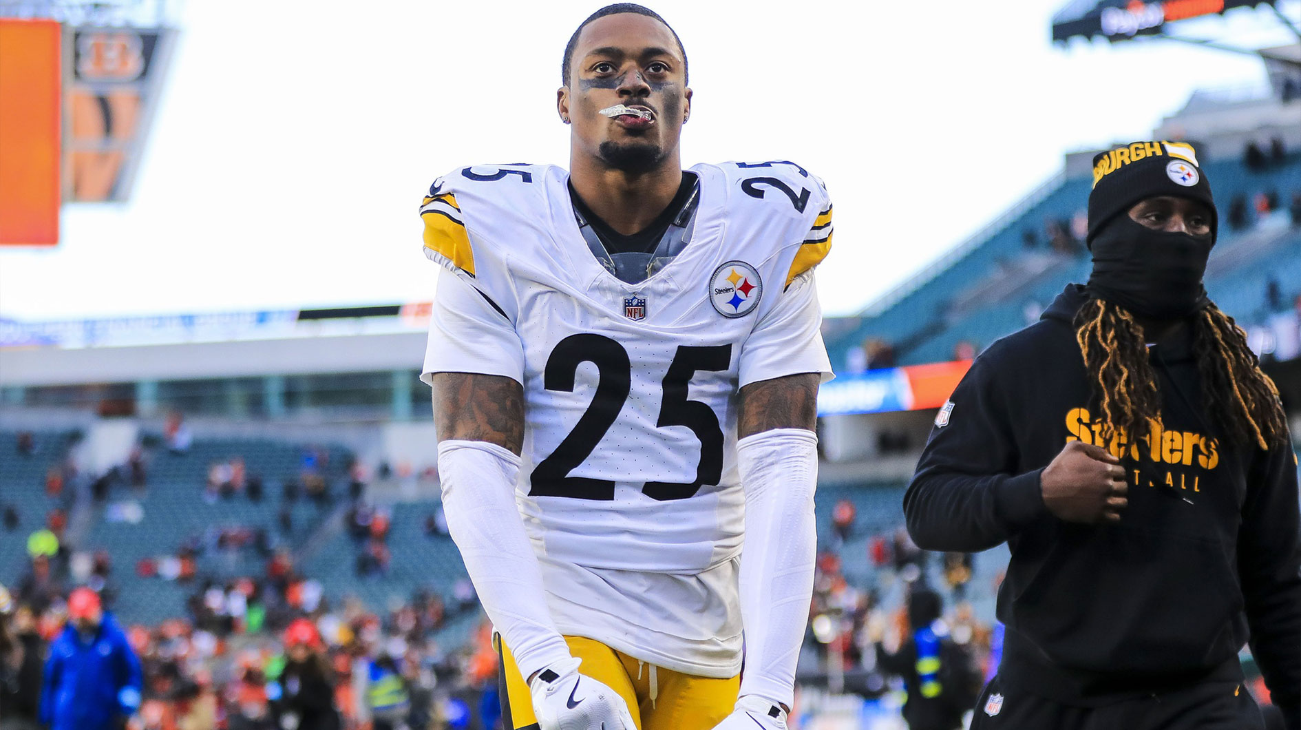 Pittsburgh Steelers safety DeShon Elliott (25) runs off the field after the victory over the Cincinnati Bengals at Paycor Stadium.