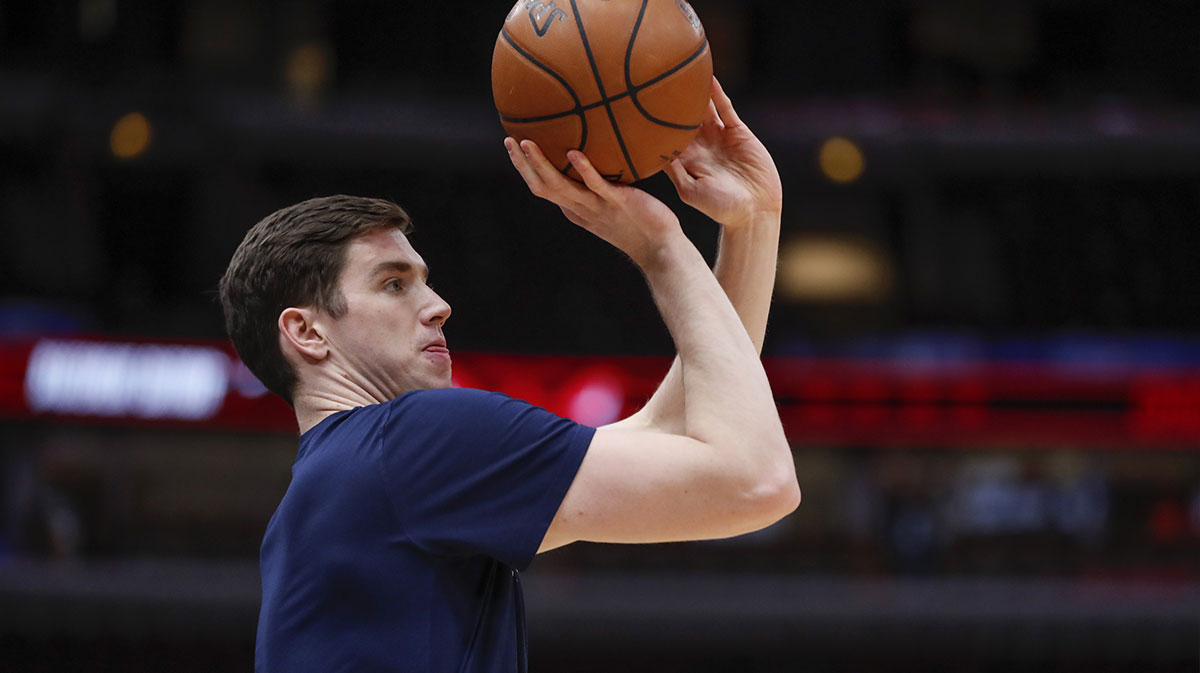 Indiana Pacers forward T.J. Leaf (22) warms up before an NBA game against the Chicago Bulls at United Center.