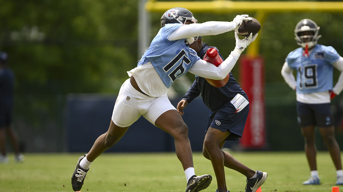Tennessee Titans wide receiver Treylon Burks (16) makes a catch during minicamp at Nissan Stadium.