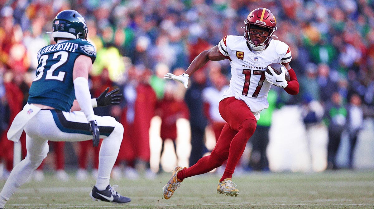 Washington Commanders wide receiver Terry McLaurin (17) runs with the ball for a touchdown against the Philadelphia Eagles during the first half in the NFC Championship game at Lincoln Financial Field.