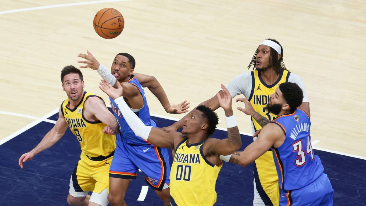Oklahoma City Thunder guard Aaron Wiggins (21) goes after a loose ball against Indiana Pacers guard T.J. McConnell (9) and guard Bennedict Mathurin (00) in the fourth quarter during game six of the 2025 NBA Finals at Gainbridge Fieldhouse.