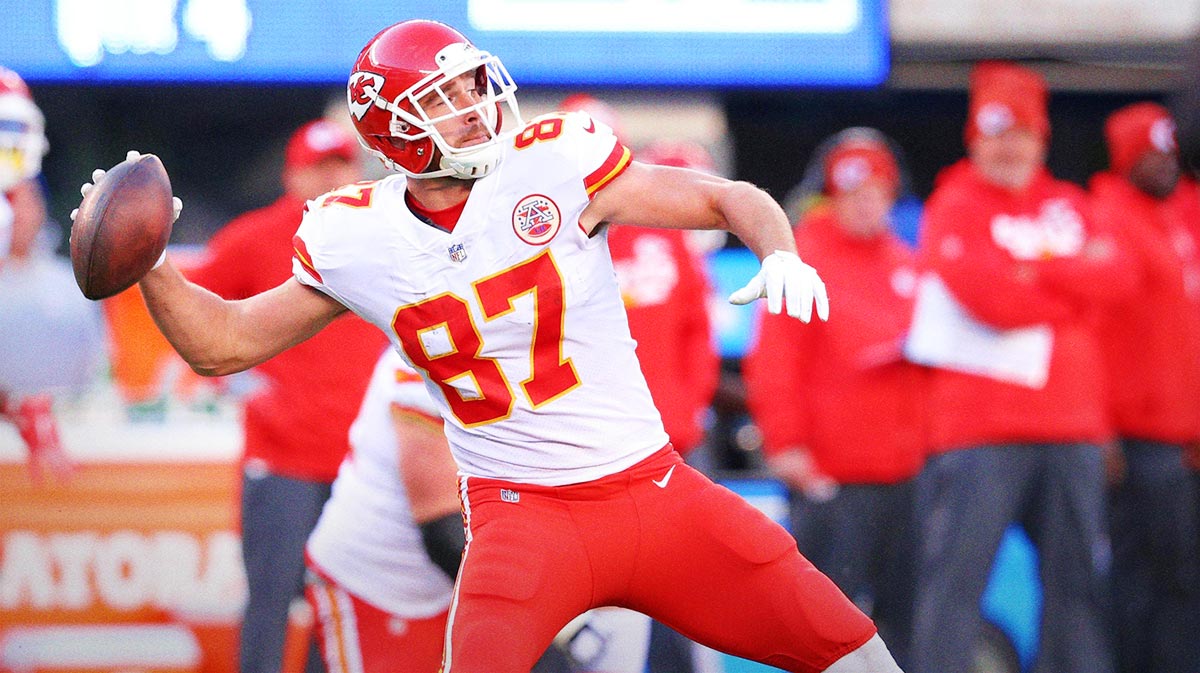 Kansas City Chiefs tight end Travis Kelce throwing a pass against the New York Giants in 2017.