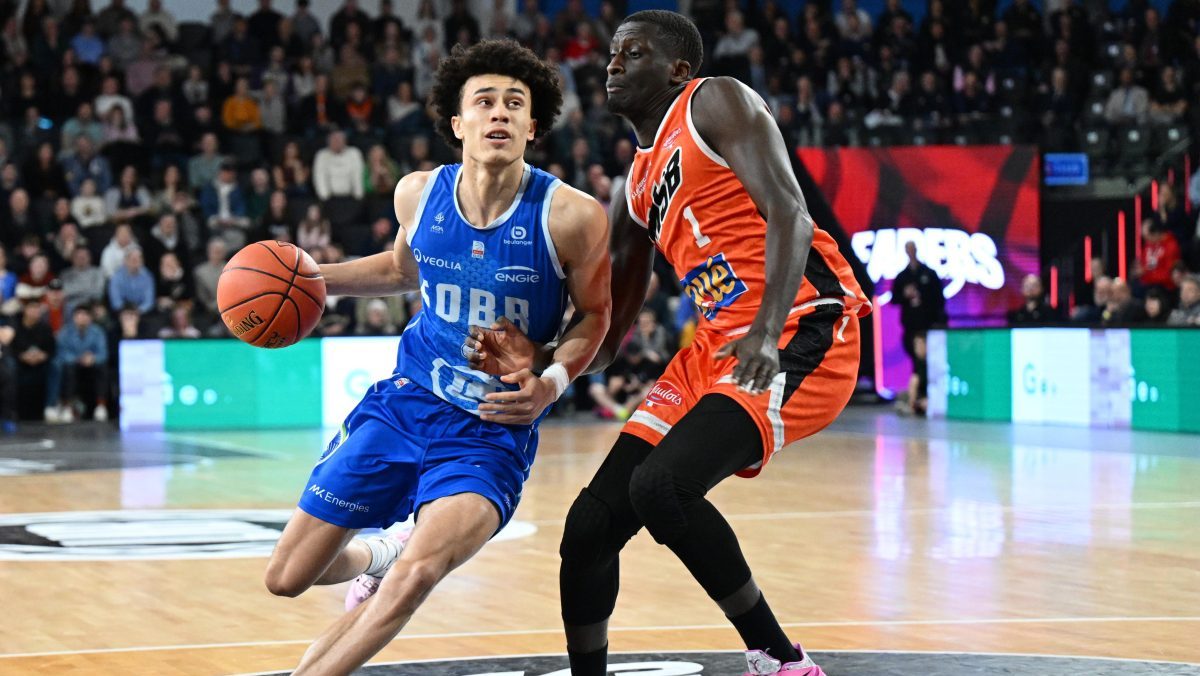 St Quentin point guard Nolan Traore in action against Le Mans in a Leaders Cup match.