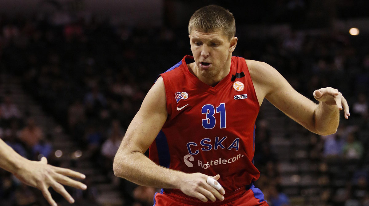 San Antonio Spurs forward Tim Duncan (21) and CSKA Moscow forward Viktor Khryapa (31) fight for a loose ball during the first half at the AT&T Center.