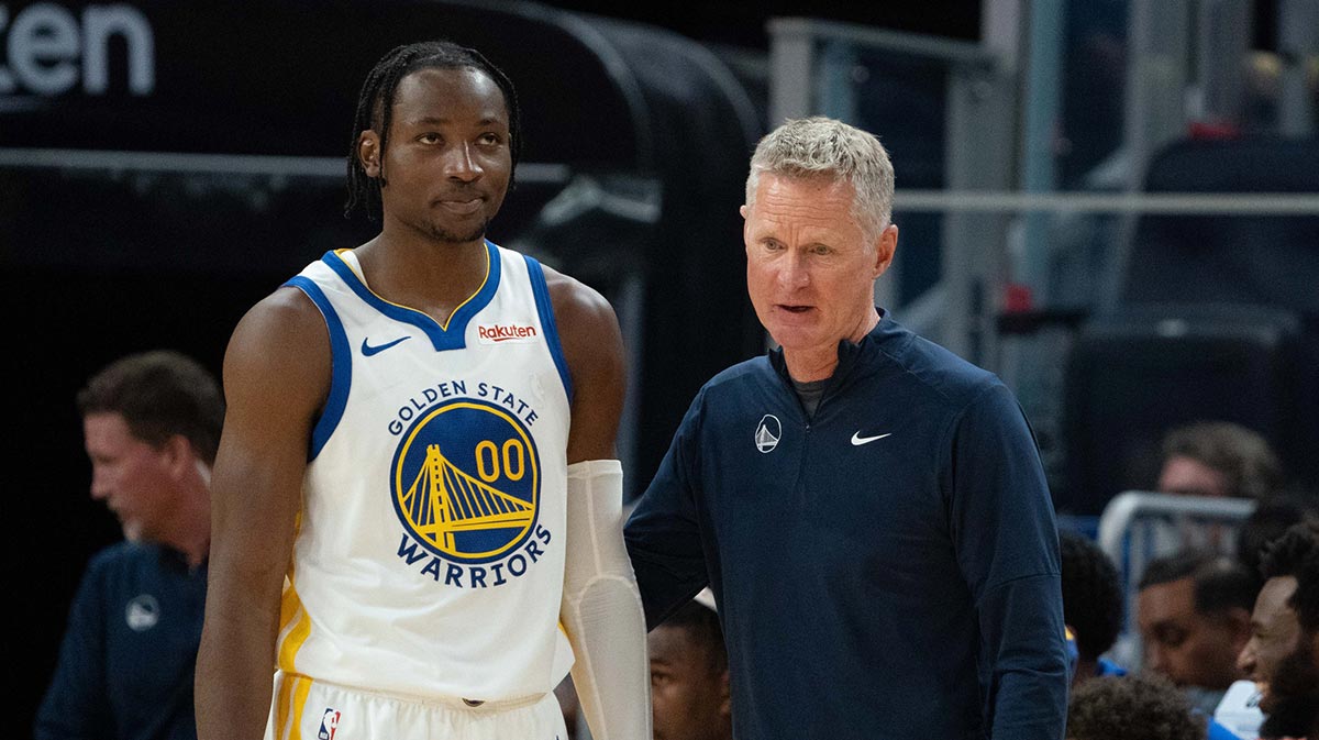Golden State Warriors head coach Steve Kerr (right) talks to forward Jonathan Kuminga (00) during the third quarter against the San Antonio Spurs at Chase Center.