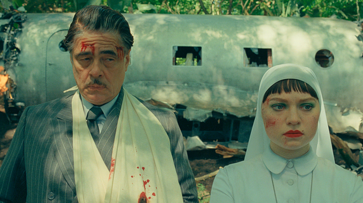 Benicio del Toro and Mia Threapleton in Wes Anderson's new movie The Phoenician Scheme.