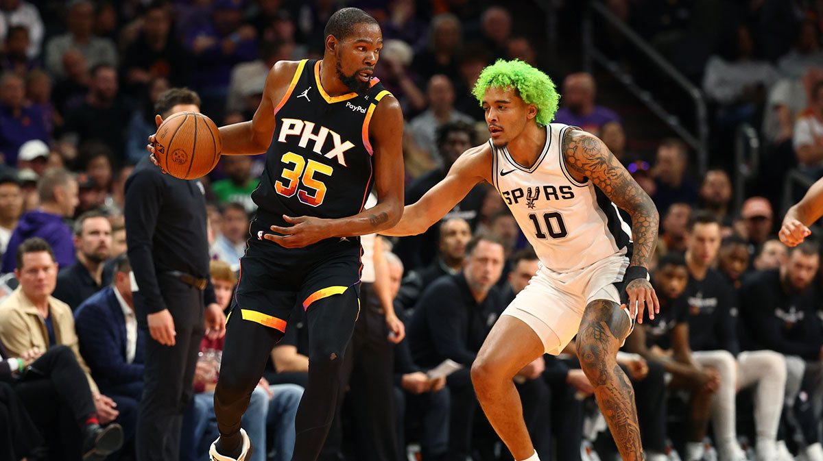 San Antonio Spurs forward Jeremy Sochan (10) against Phoenix Suns forward Kevin Durant (35) during an NBA Cup game at Footprint Center.
