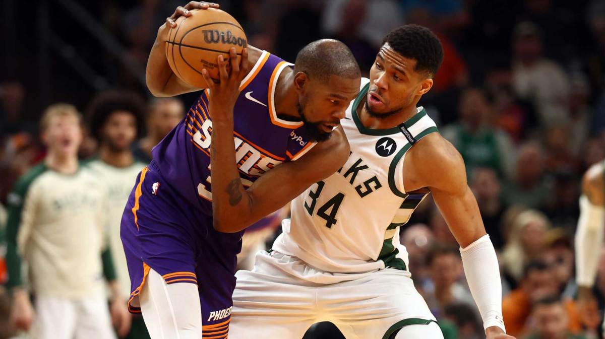Milwaukee Bucks forward Giannis Antetokounmpo (34) defends against Phoenix Suns forward Kevin Durant (35) at Footprint Center.