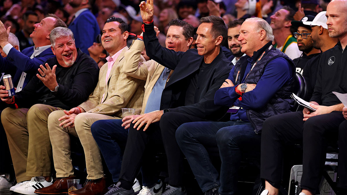 Phoenix Suns former player Steve Nash waves to the crowd during the third quarter of the game between the Phoenix Suns and the Golden State Warriors at Footprint Center.