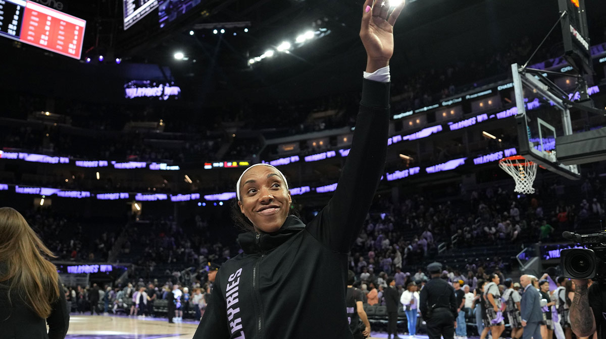 Golden State Valkyries forward Kayla Thornton (5) waves after defeating the Connecticut Sun at Chase Center.