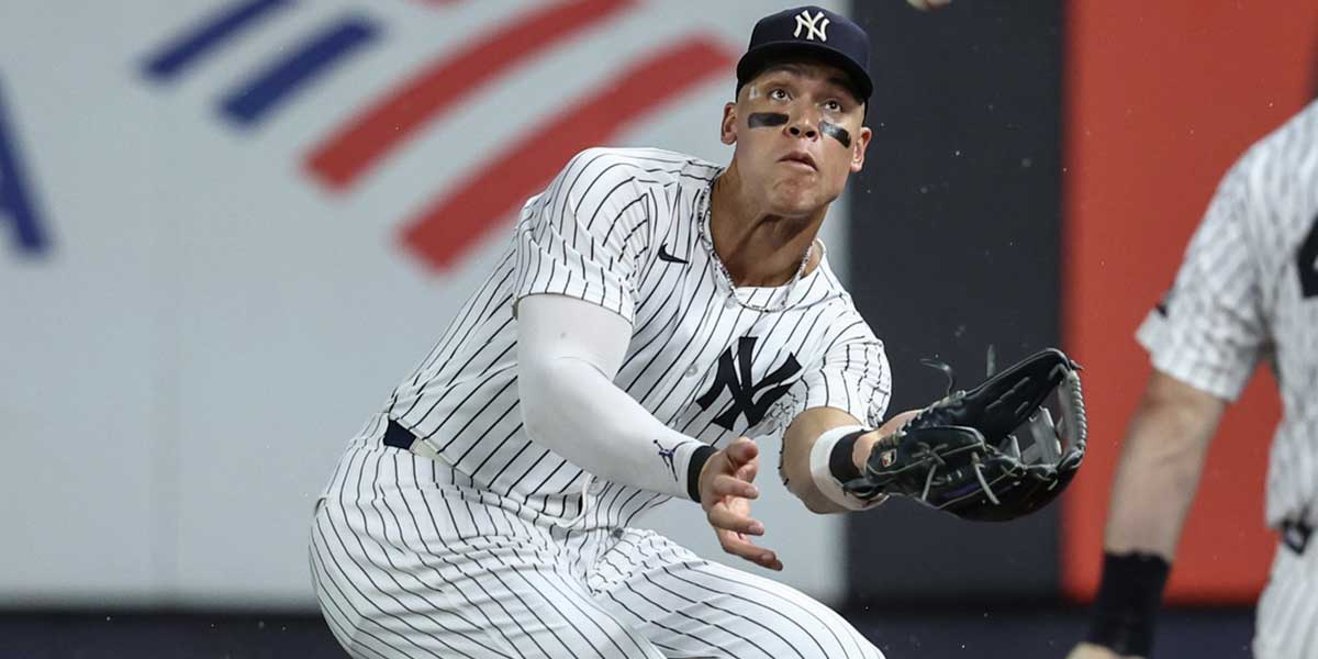 New York Yankees right fielder Aaron Judge (99) makes a running catch in the eighth inning against the Seattle Mariners at Yankee Stadium. Bellinger