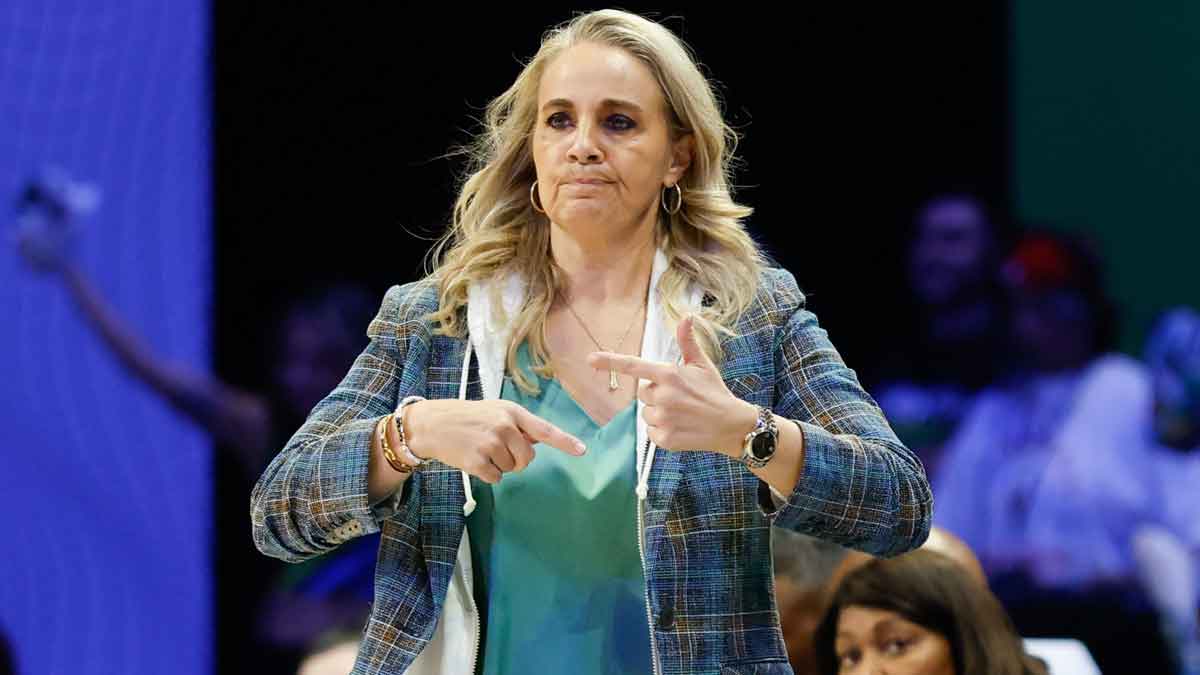 Las Vegas Aces head coach Becky Hammon calls a play against the Dallas Wings during the second half at College Park Center.