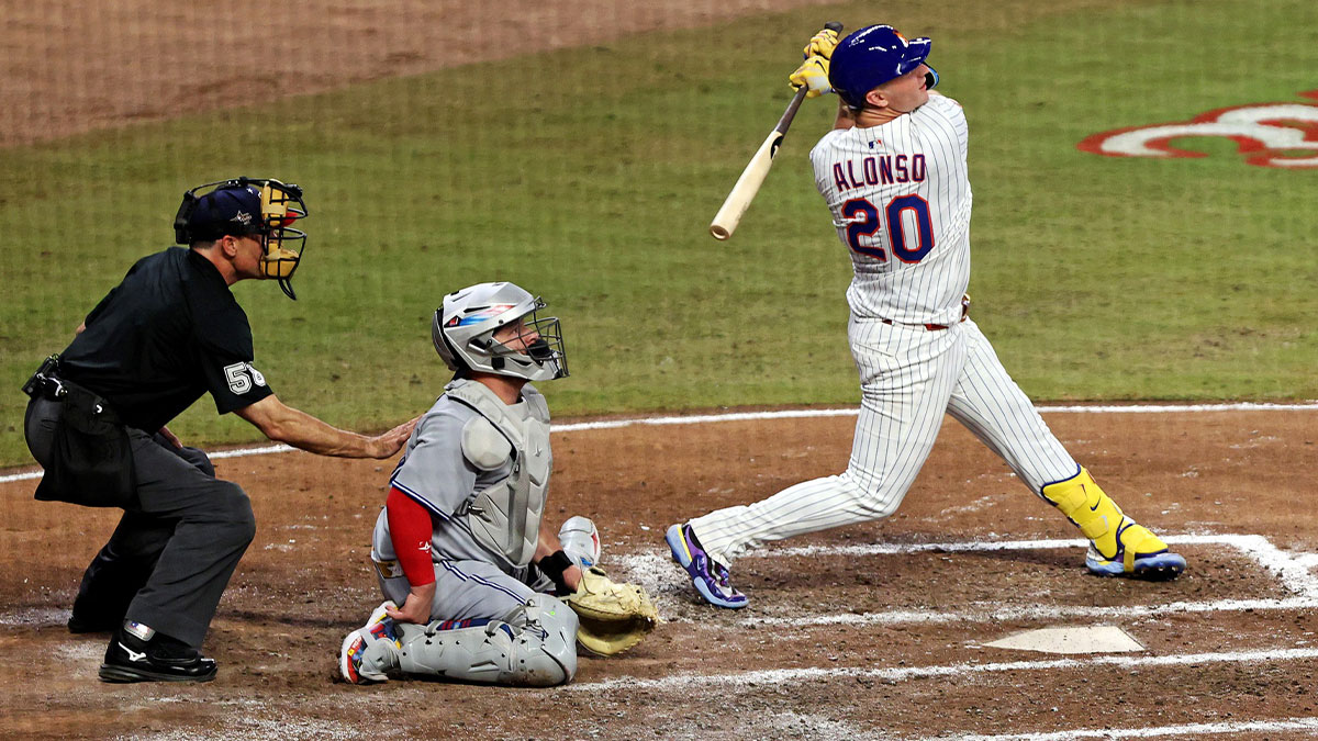 Mets’ Pete Alonso plays through hand injury off bench to keep bonkers streak alive