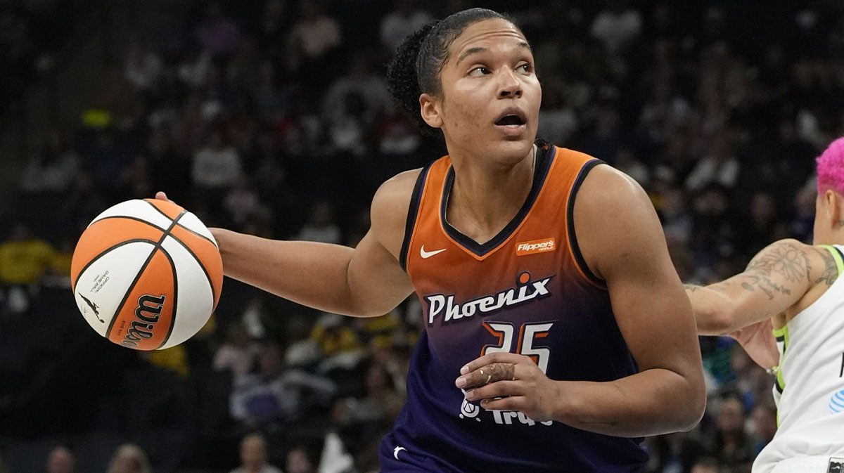 Phoenix Mercury forward Alyssa Thomas (25) goes to the basket against the Minnesota Lynx in the fourth quarter at Target Center.
