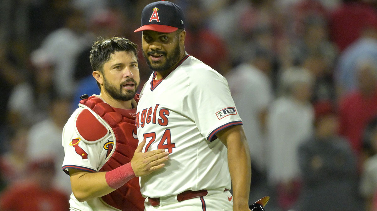 Angels relief pitcher Kenley Jansen (74) is congratulated by catcher Travis d'Arnaud