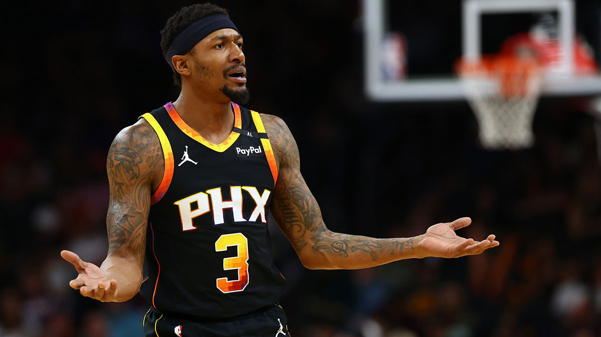Phoenix Suns guard Bradley Beal (3) reacts against the Oklahoma City Thunderduring the first half at Footprint Center.