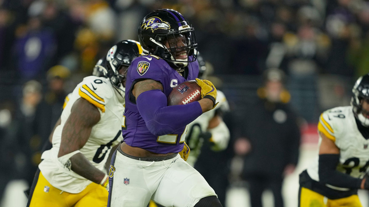 Baltimore Ravens running back Derrick Henry (22) runs to score a touchdown in the third quarter against the Pittsburgh Steelers in an AFC wild card game at M&T Bank Stadium.