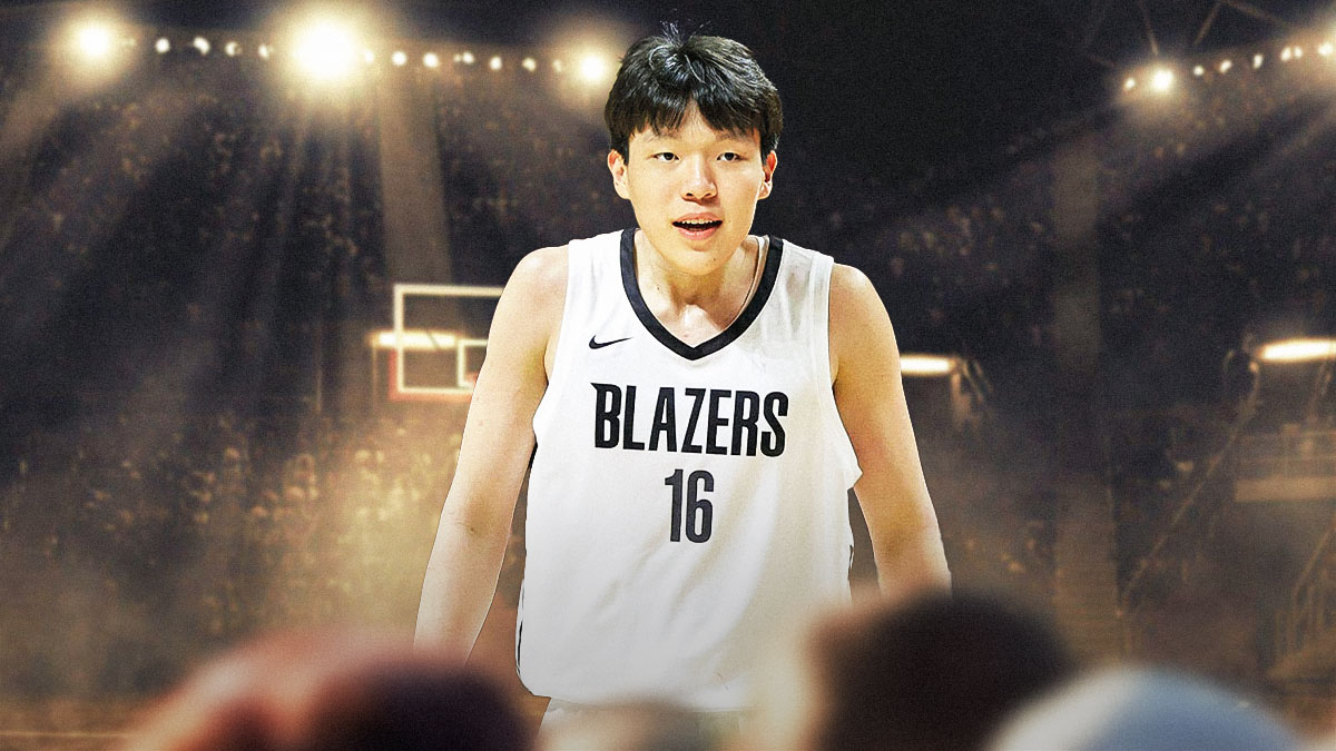 Blazers' Yang Hansen smiling