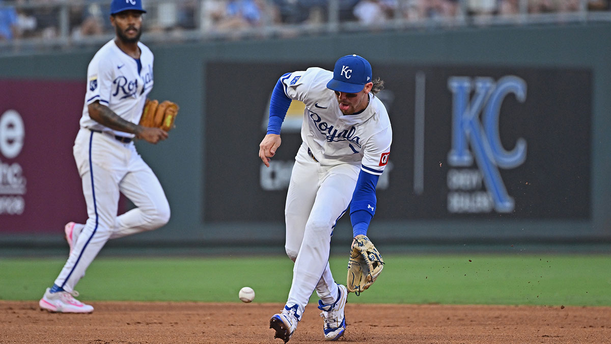 Kansas City Royals shortstop Bobby Witt Jr. (7) fields a ground ball in the fifth inning against the Pittsburgh Pirates at Kauffman Stadium.