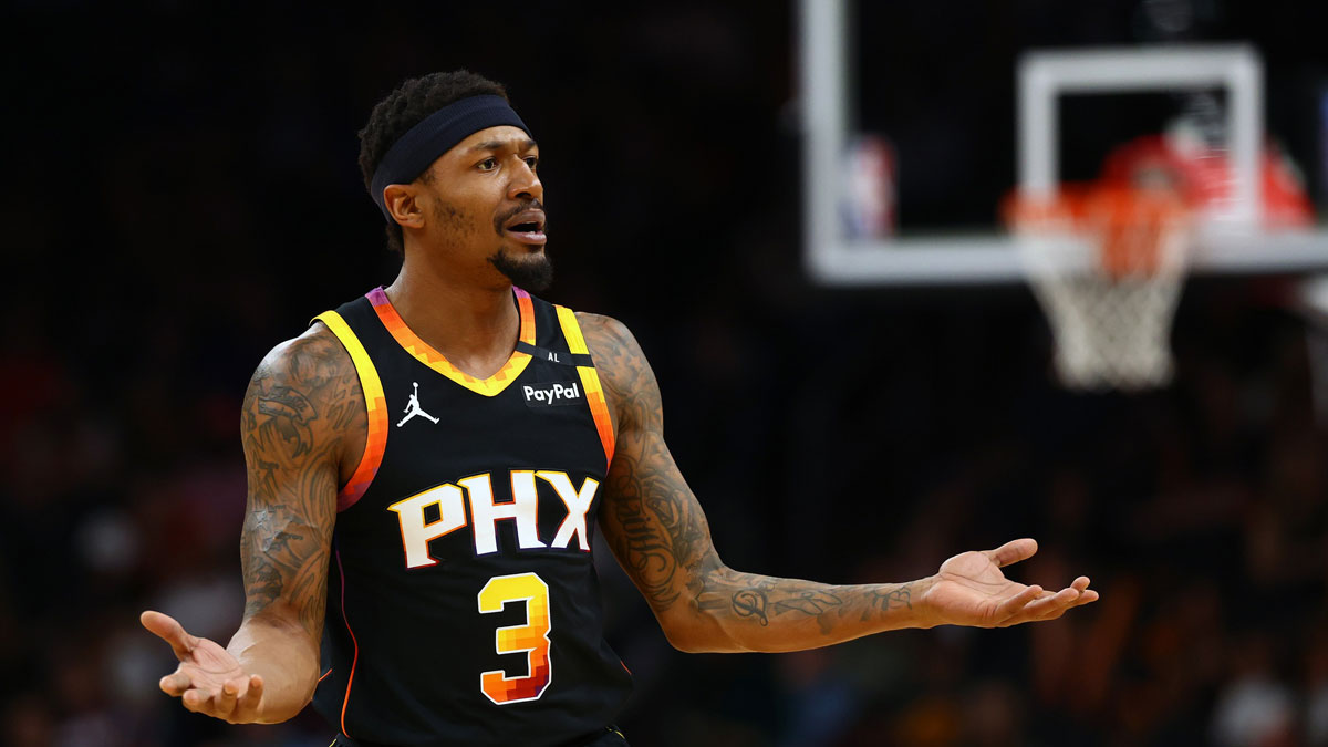 Phoenix Suns guard Bradley Beal (3) reacts against the Oklahoma City Thunderduring the first half at Footprint Center.