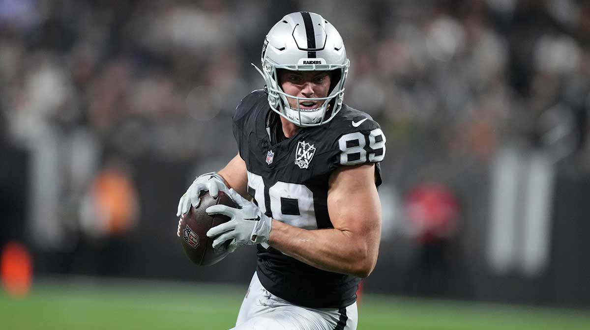 Las Vegas Raiders tight end Brock Bowers (89) carries the ball against the Jacksonville Jaguars in the second half at Allegiant Stadium.