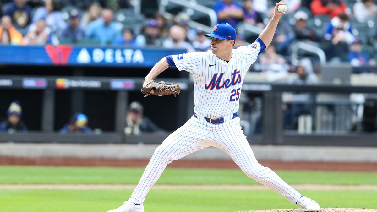 New York Mets relief pitcher Brooks Raley (25) pitches in the ninth inning against the Milwaukee Brewers