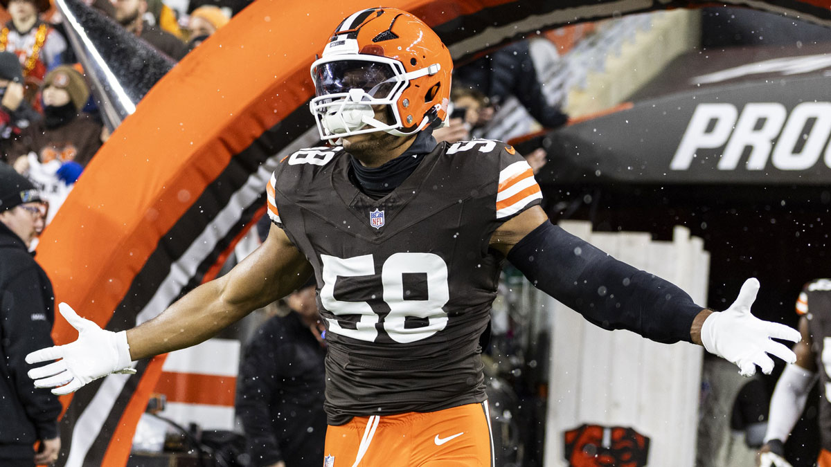 Cleveland Browns linebacker Jordan Hicks (58) enters the field for warmups before the NFL game against the Pittsburgh Steelers at Huntington Bank Field Stadium.