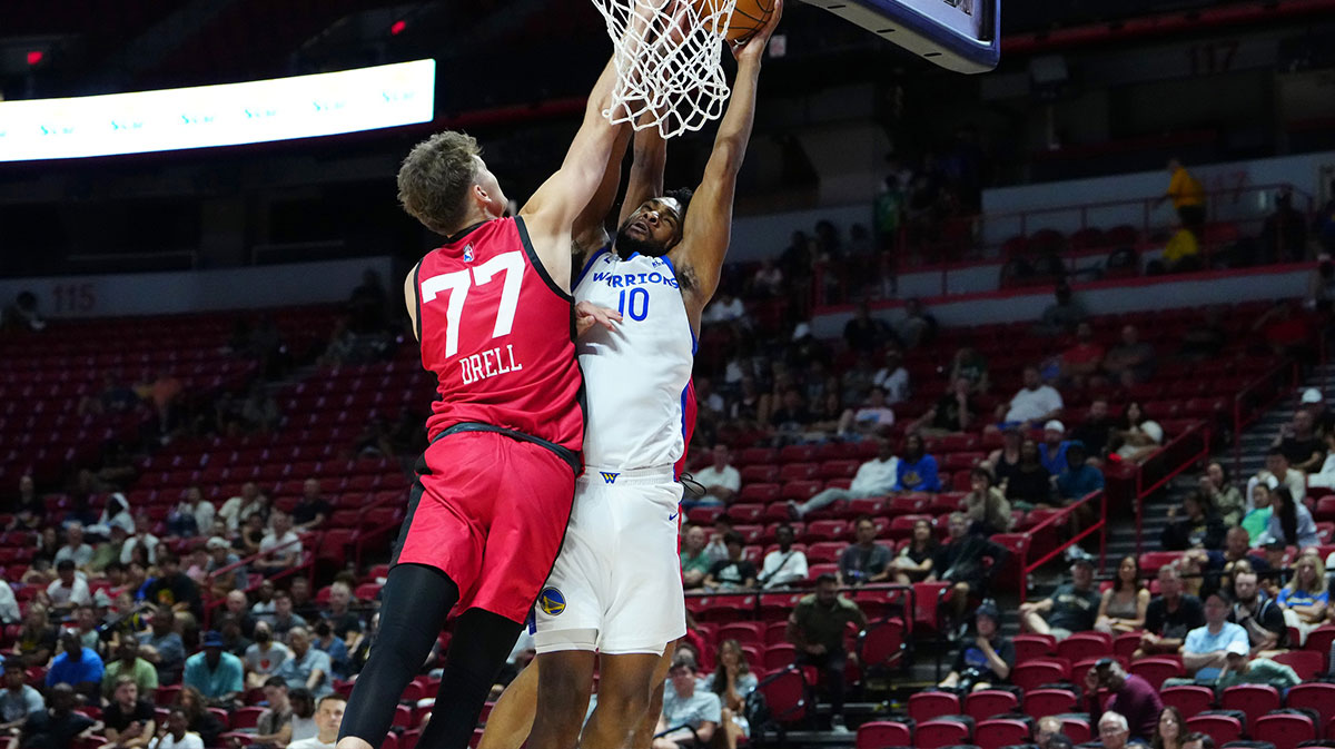 Golden State Warriors forward Donta Scott (10) shoots against Chicago Bulls forward Henri Drell (77) during the fourth quarter at Thomas & Mack Center. Mandatory Credit.