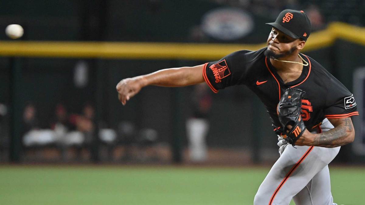 San Francisco Giants pitcher Camilo Doval (75) throws in the ninth inning against the Arizona Diamondbacks at Chase Field
