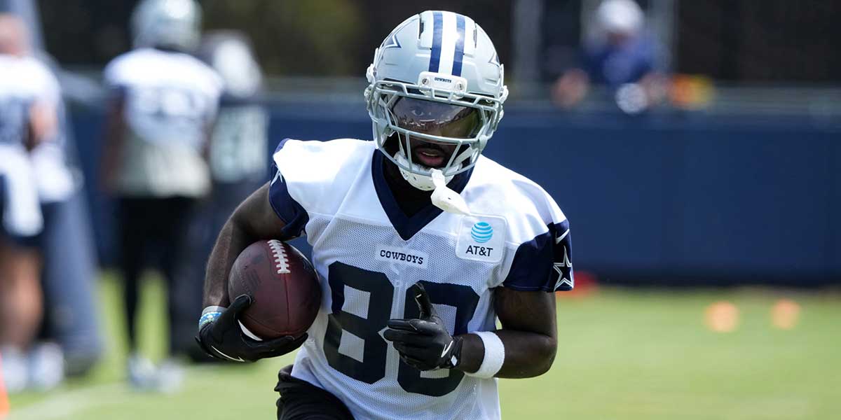 Dallas Cowboys receiver CeeDee Lamb (88) carries the ball during training camp at the River Ridge Fields.
