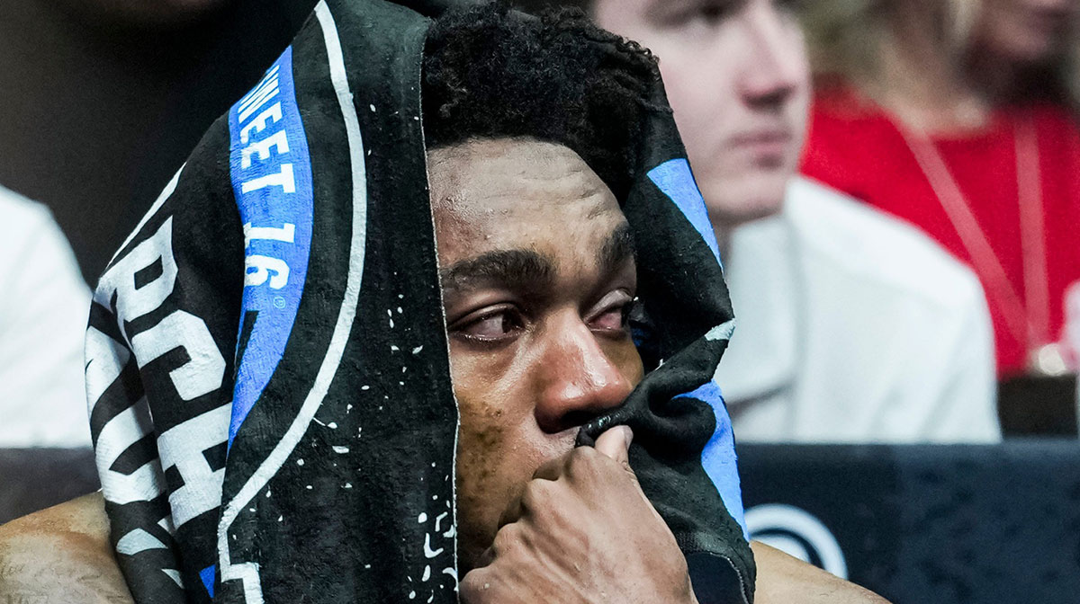 Kentucky Wildcats center Amari Williams (22) covers his head with a towel on the bench.