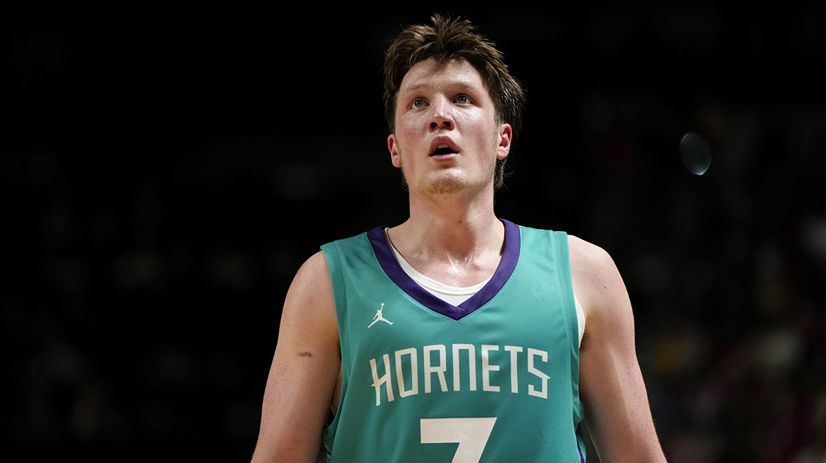 Charlotte Hornets guard Kon Knueppel (7) competes against the Dallas Mavericks during the second half of a NBA basketball game at the Thomas & Mack Center.