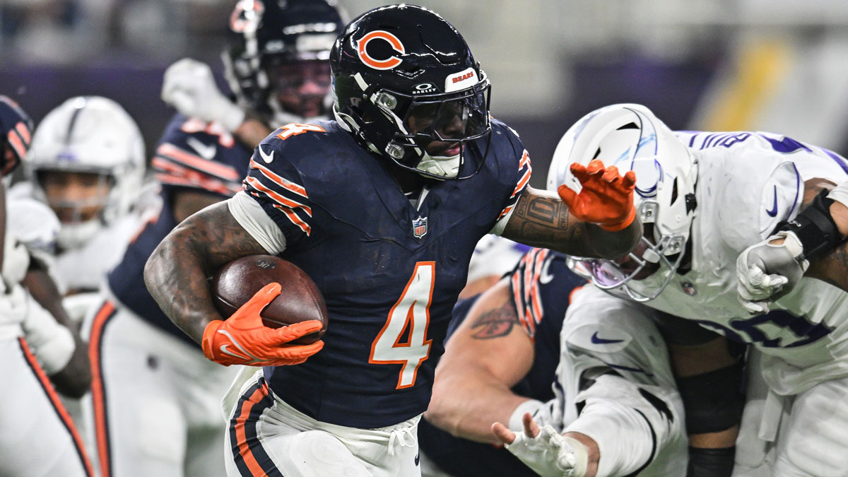 Chicago Bears running back D'Andre Swift (4) runs with the ball during training camp at Halas Hall. 