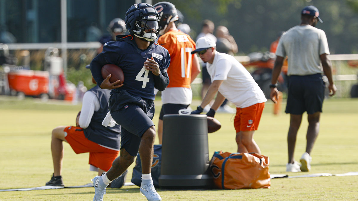 Chicago Bears running back D'Andre Swift (4) runs with the ball during training camp at Halas Hall.