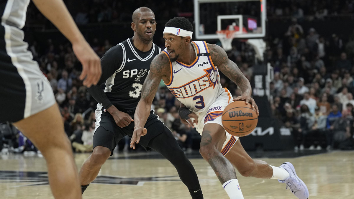Phoenix Suns guard Bradley Beal (3) drives to the basket against San Antonio Spurs guard Chris Paul (3) during the first half the San Antonio Spurs at Moody Center.
