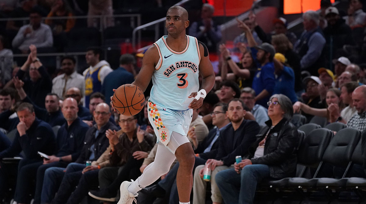 San Antonio Spurs guard Chris Paul (3) dribbles upcourt against the Golden State Warriors in the third quarter at Chase Center. 
