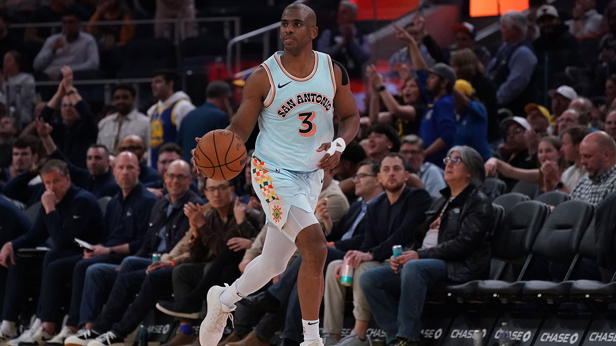 San Antonio Spurs guard Chris Paul (3) dribbles upcourt against the Golden State Warriors in the third quarter at Chase Center.