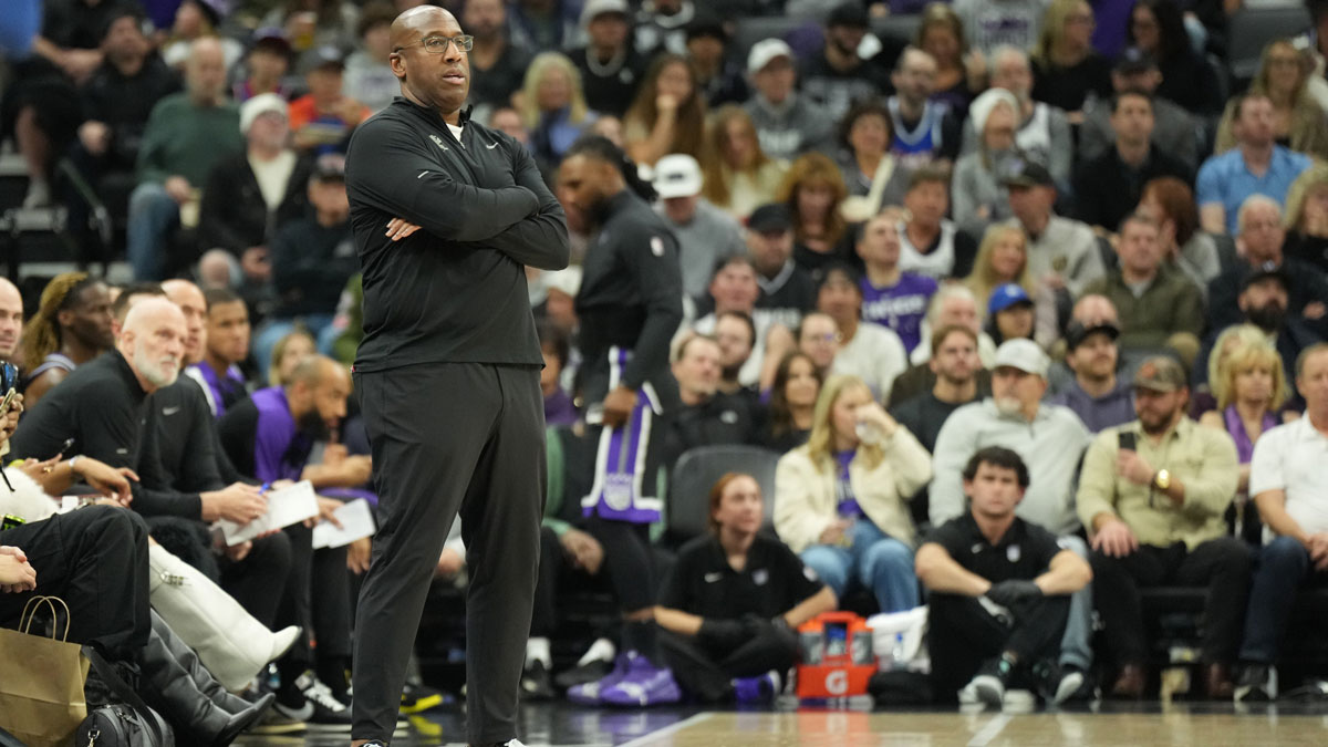 Sacramento Kings head coach Mike Brown on the sideline during the first quarter against the Detroit Pistons at Golden 1 Center.