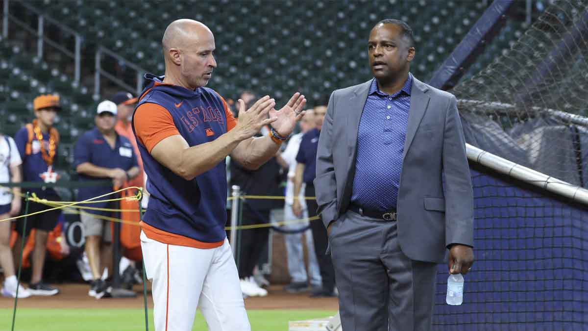 Houston Astros manager Joe Espada (left) and general manager Dana Brown (right) talk on the field before the game against the Chicago Cubs at Daikin Park.
